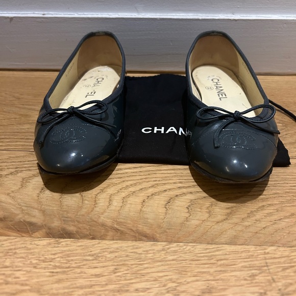 Authentic Chanel Patent Leather Ballerinas in Navy SZ 37.5 - Picture 2 of 13